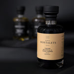 Botella de Vinagre Balsámico, aceite de oliva y condimento difuminados, fondo negro, agricultura ecológica y sostenible