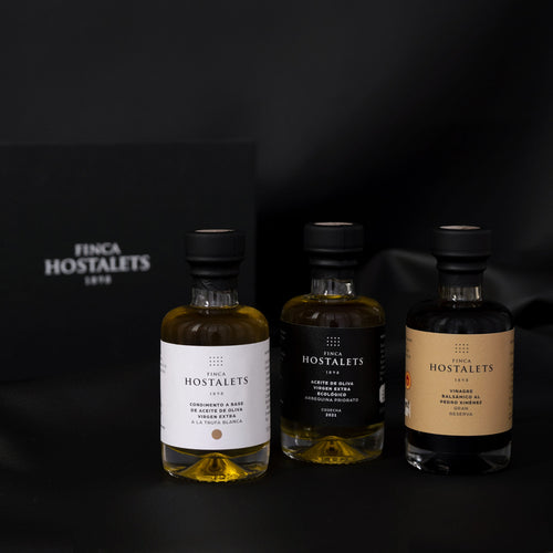producto gourmet, 3 botellas 'Selección' de Finca Hostalets, trilogía de sabores artesanales con AOVE ecológico, condimento de trufa blanca y Vinagre Balsámico 'Gran Reserva' de 50 años, edición limitada, 3 botellas de 100 ml cada una, fondo negro agricultura sostenible_agricultura ecológica