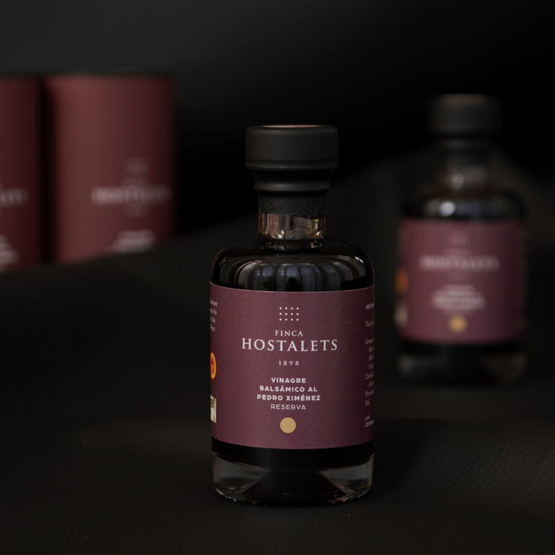 2 botellas con estuche de vinagre balsámico Pedro Ximénez 25 años, fondo negro, agricultura sostenible y ecológica